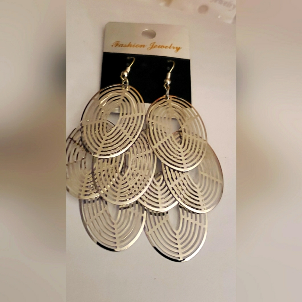 Silver circle dangling earrings